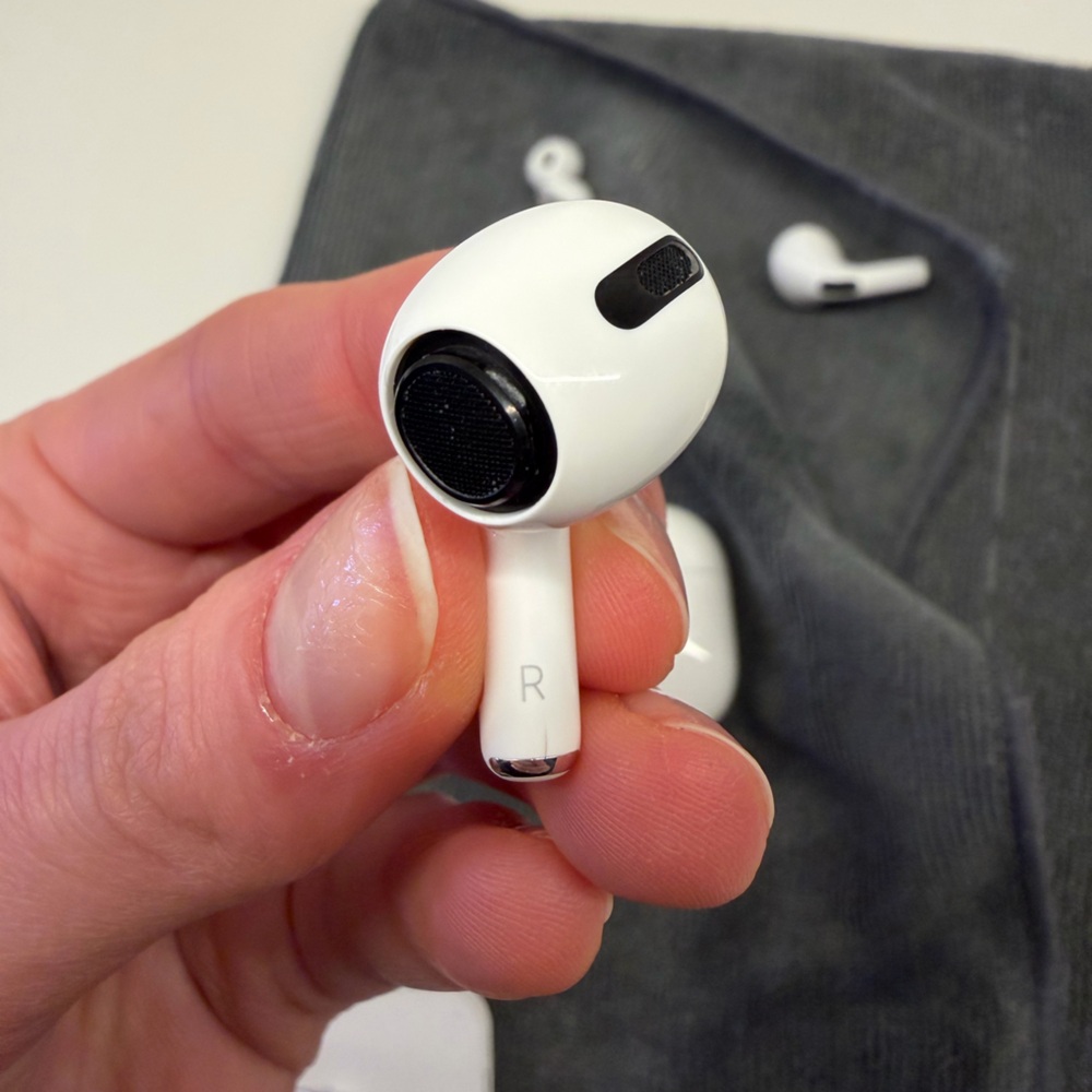 AirPod Pros 1st Gen - Wireless Earbuds with Case - Picture 7 of 14